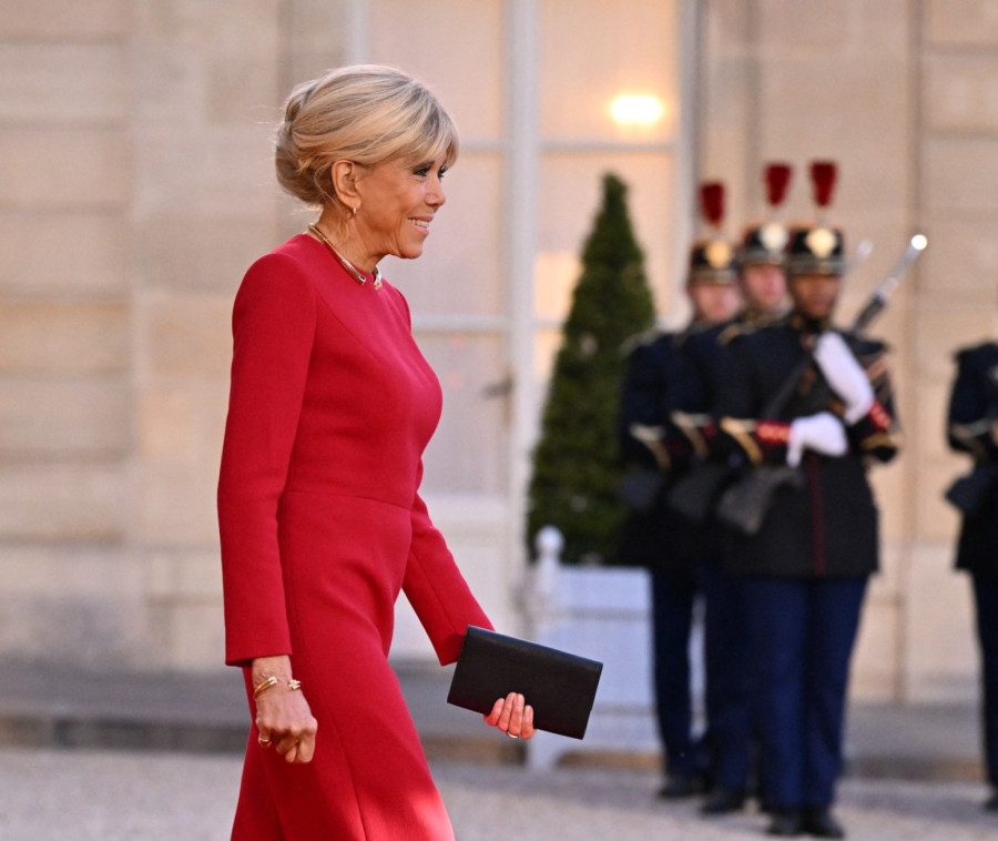 Niko kao prva dama Francuske: Brižit Makron na sve uvrede odgovara uskom haljinom FOTO