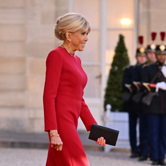 Niko kao prva dama Francuske: Brižit Makron na sve uvrede odgovara uskom haljinom FOTO