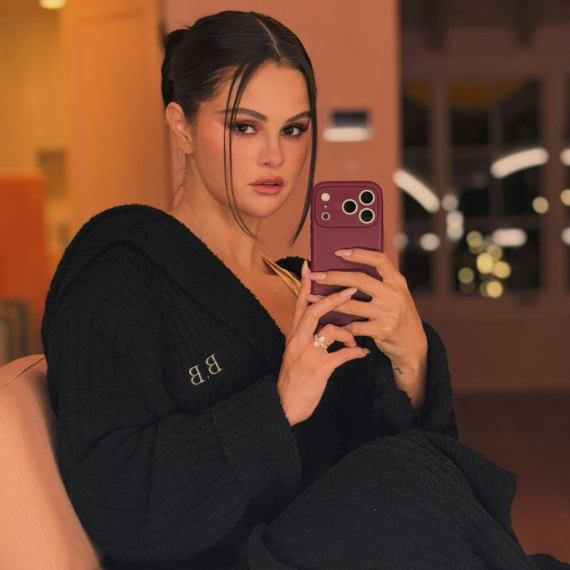 Selena Gomez pokazala lice bez šminke i pokrenula lavinu: "Ovo nije ona, priznajte" FOTO