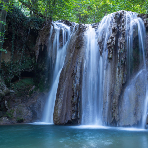 Ovo nije Bali – ovo je Srbija: Nestvaran vodopad i tirkizno jezero privlače sve veći broj turista FOTO