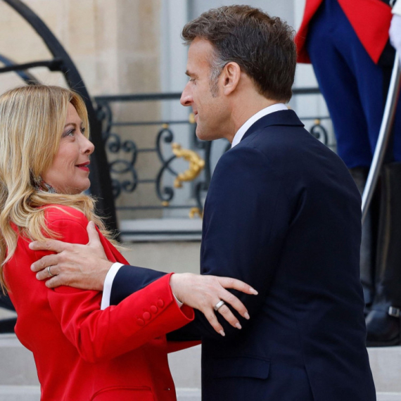 Viralni susret u Parizu: Makron zagrlio Meloni, njena reakcija zapalila mreže VIDEO