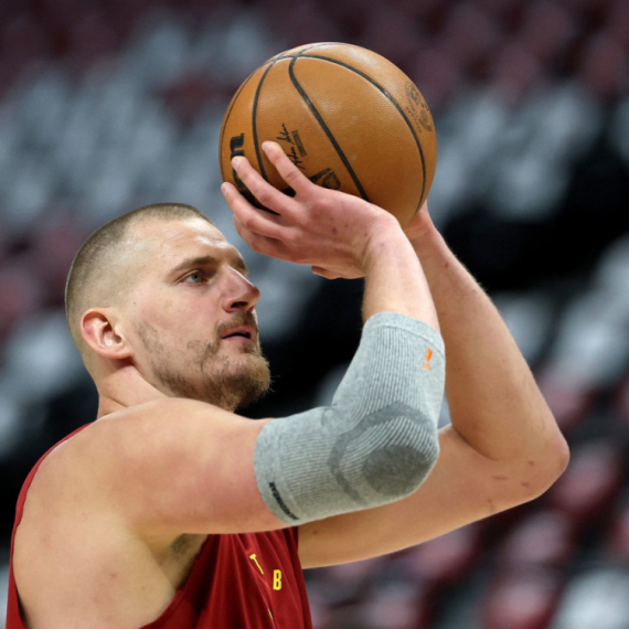 Tripl-dabl Jokić i neverovatni Marej – Denver poveo u plej-ofu