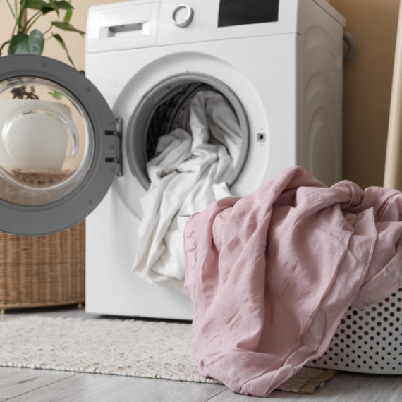 Štedi struju, a garderoba je mekana i ne gubi boju: Samo ovo sipajte u mašinu za veš pre pranja