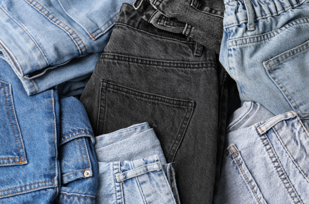 Više nećete bacati stare farmerke: Jedan sastojak iz kuhinje ih vraća u život