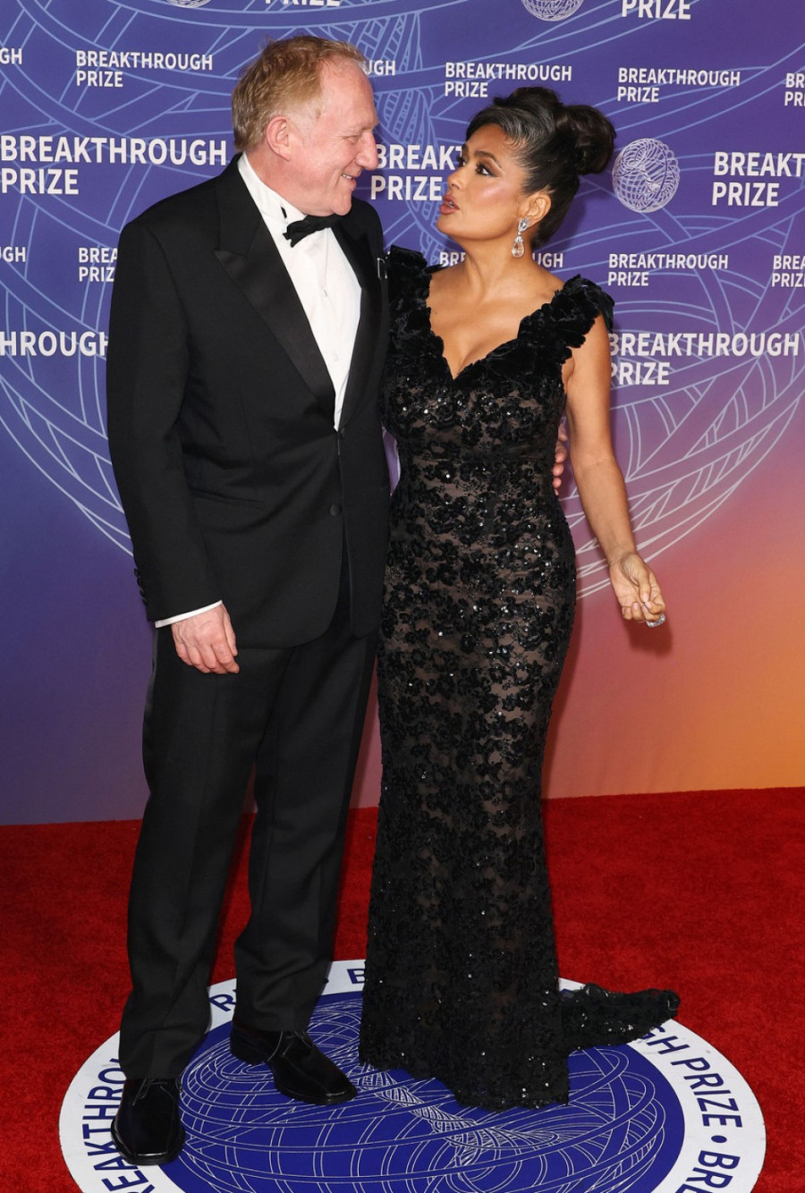 Bujni dekolte i dalje je njen najveći adut – ali sada je pokazala još nešto FOTO