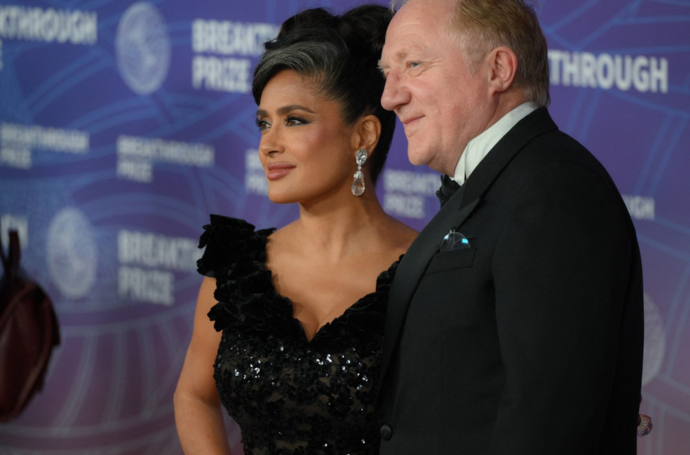 Bujni dekolte i dalje je njen najveći adut – ali sada je pokazala još nešto FOTO