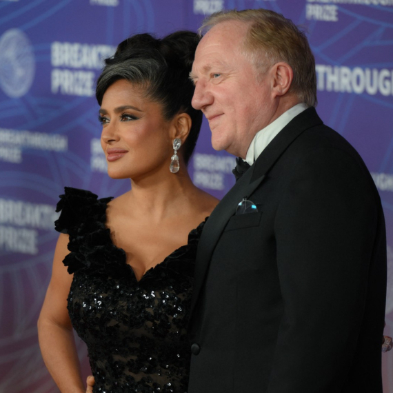 Bujni dekolte i dalje je njen najveći adut – ali sada je pokazala još nešto FOTO