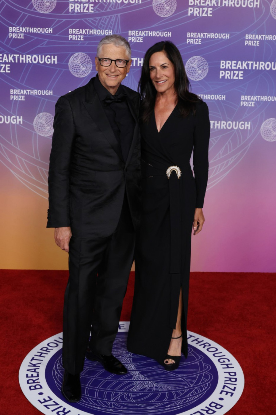 Bil Gejts prvi put u javnosti nakon skandala: Partnerka koju retko pokazuje ukrala pažnju FOTO