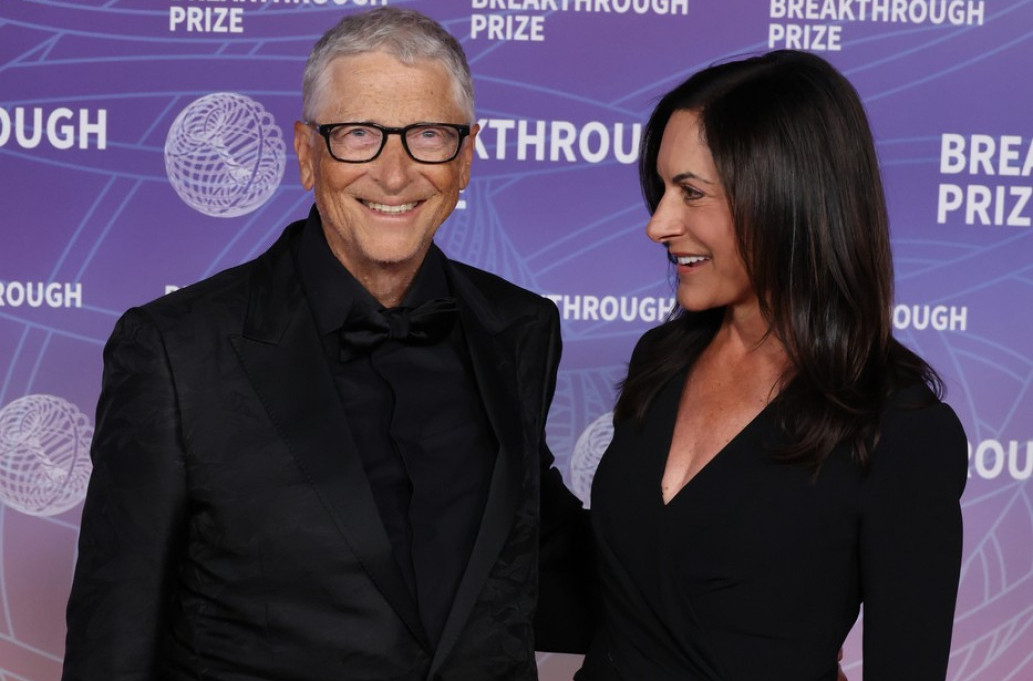 Bil Gejts prvi put u javnosti nakon skandala: Partnerka koju retko pokazuje ukrala pažnju FOTO