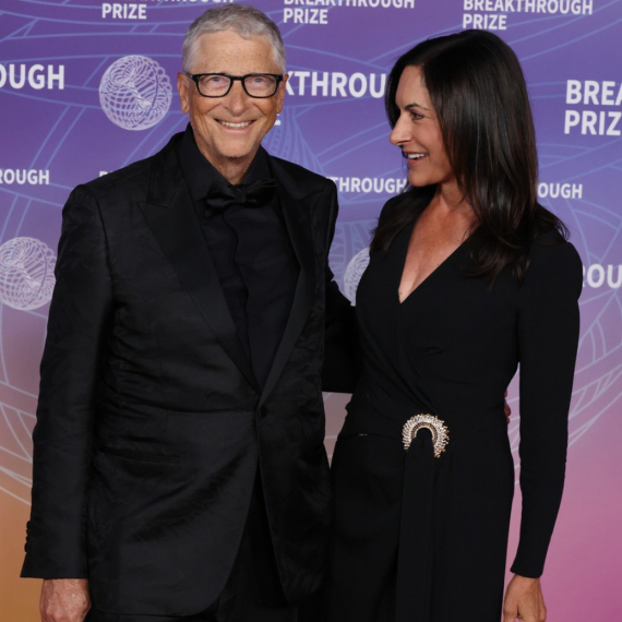 Bil Gejts prvi put u javnosti nakon skandala: Partnerka koju retko pokazuje ukrala pažnju FOTO