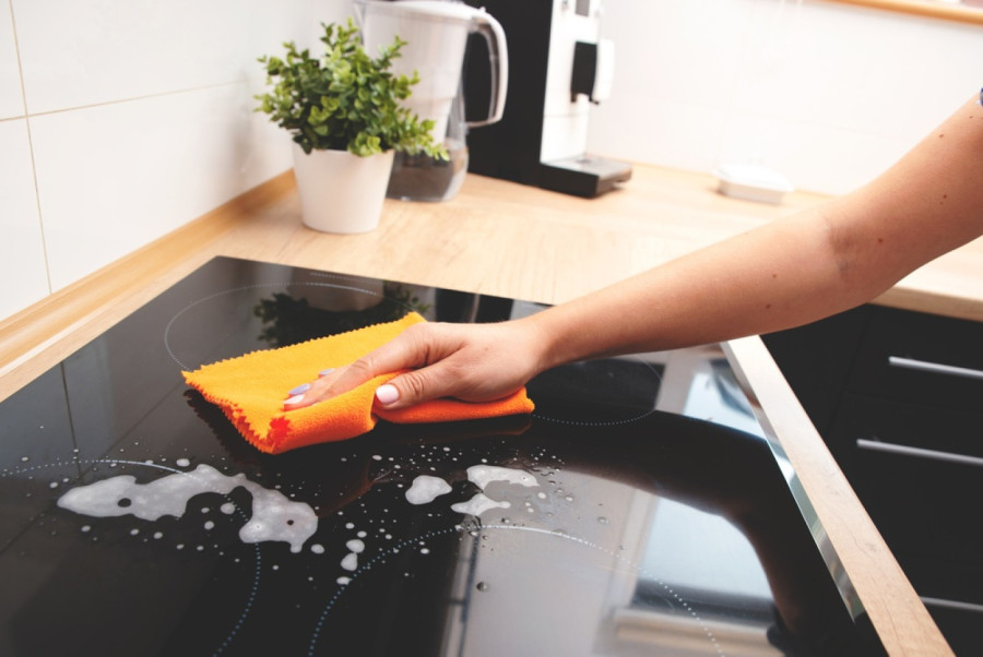 Ovaj provereni trik uklanja ogrebotine s indukcione ploče za nekoliko sekundi