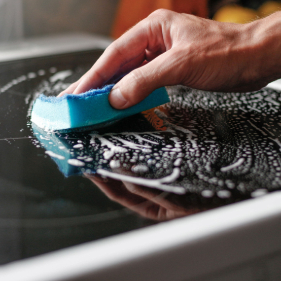 Ovaj provereni trik uklanja ogrebotine s indukcione ploče za nekoliko sekundi