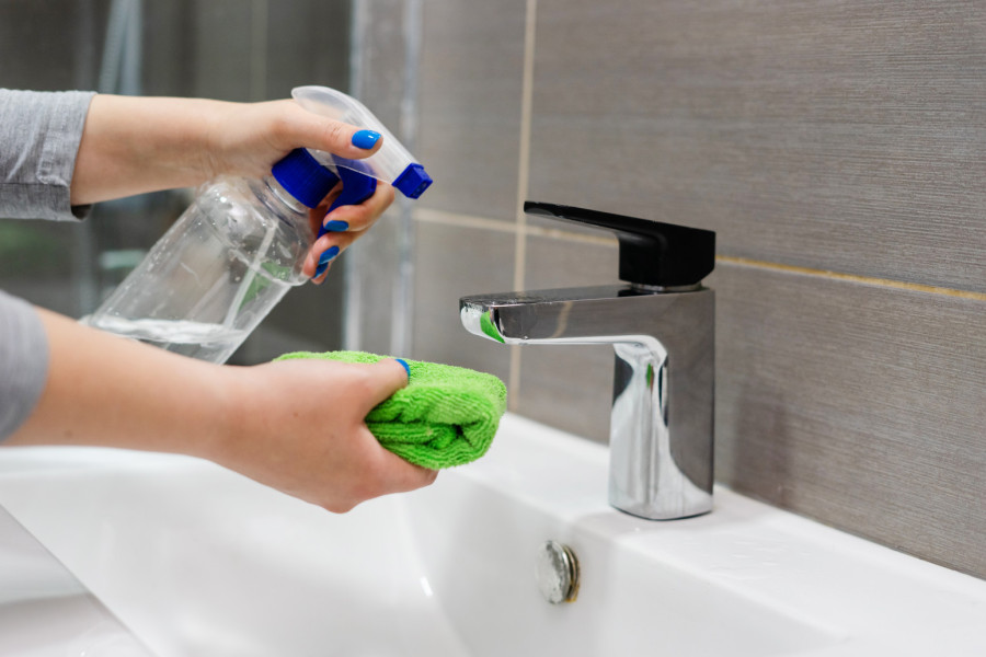 Rešite se naslaga sapuna i kamenca bez muke: Uz dva sastojka iz kuhinje nestaće odmah