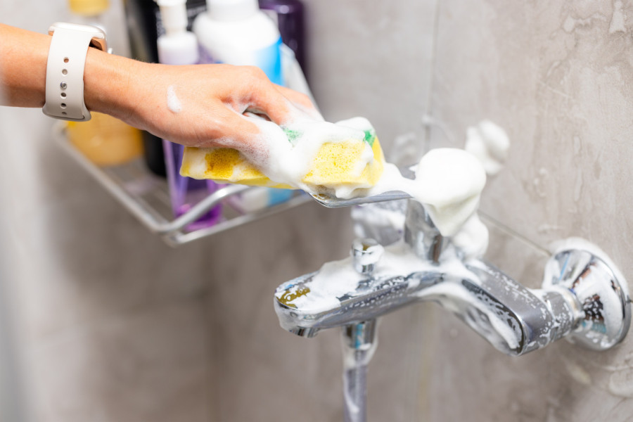 Rešite se naslaga sapuna i kamenca bez muke: Uz dva sastojka iz kuhinje nestaće odmah