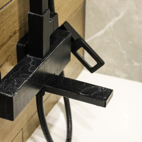 Rešite se naslaga sapuna i kamenca bez muke: Uz dva obična predmeta iz kuhinje nestaće odmah