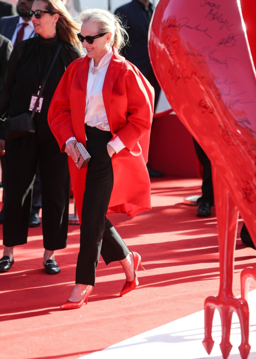 Najveća dama Holivuda je nezaustavljiva: Crvena je njena boja FOTO