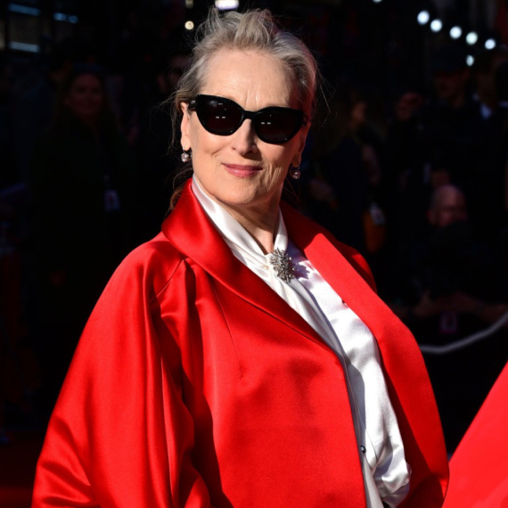 Najveća dama Holivuda je nezaustavljiva: Crvena je njena boja FOTO