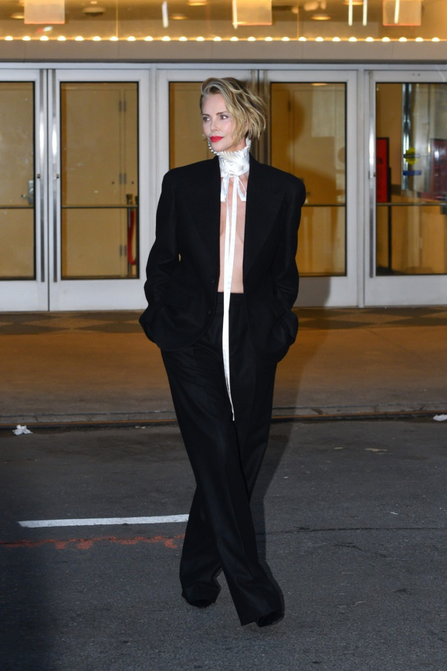 Ups, grudi samo što ne ispadnu: Fatalna plavuša je to (možda) i htela FOTO