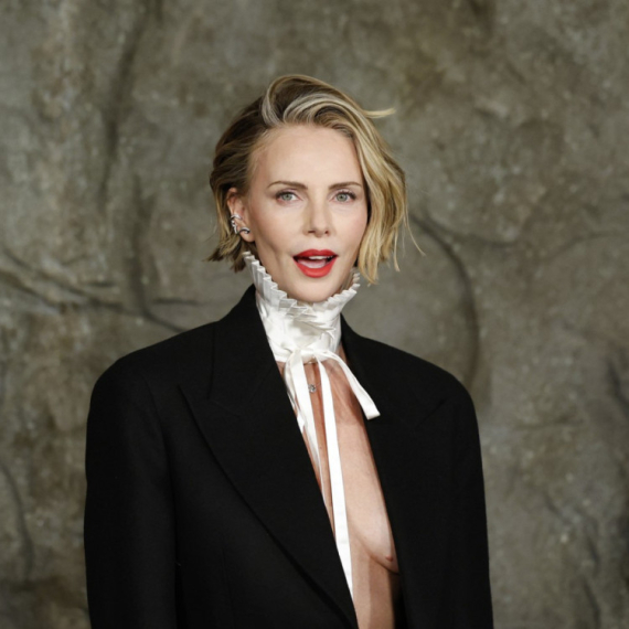 Ups, grudi samo što ne ispadnu: Fatalna plavuša je to (možda) i htela FOTO