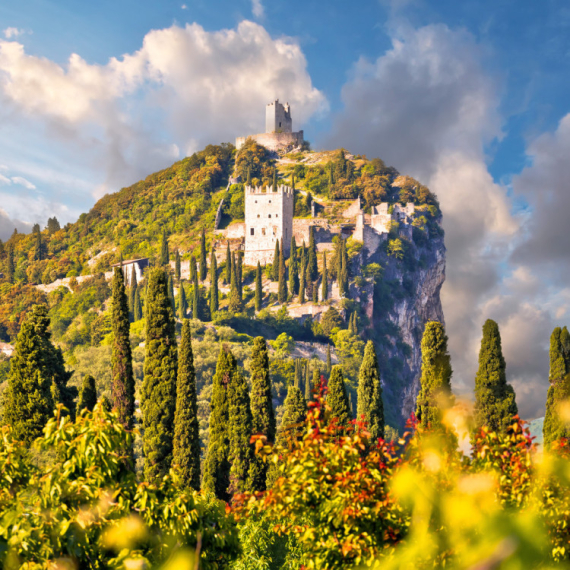 Grad skriven između jezera i planina: Ovo je mirnija alternativa popularnim destinacijama u Italiji FOTO
