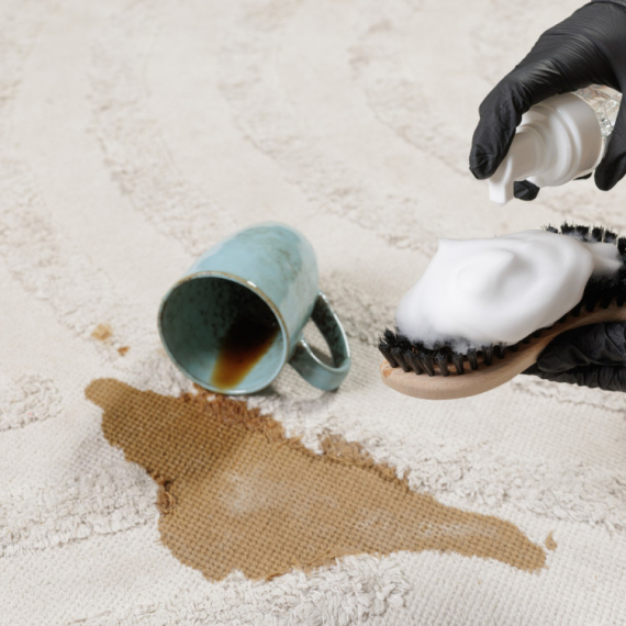 Kako da fleke s tepiha "nestanu" u nekoliko minuta? "Jednostavno, a briljantno" VIDEO