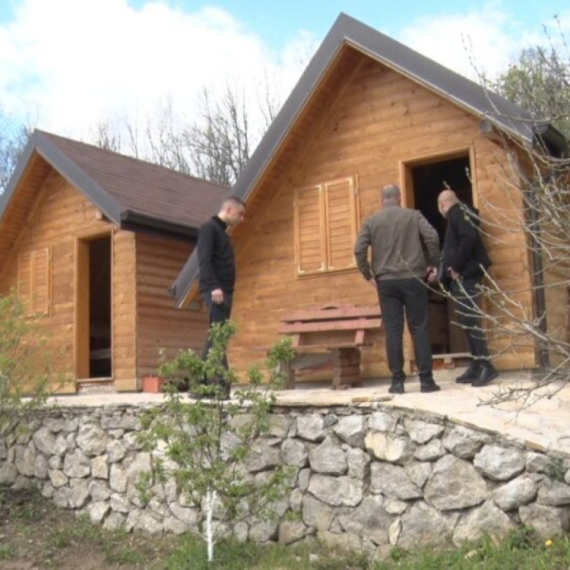 Etno naselje niče pored velike svetinje: Devet brvnara gradi se kod manastira Mileševa