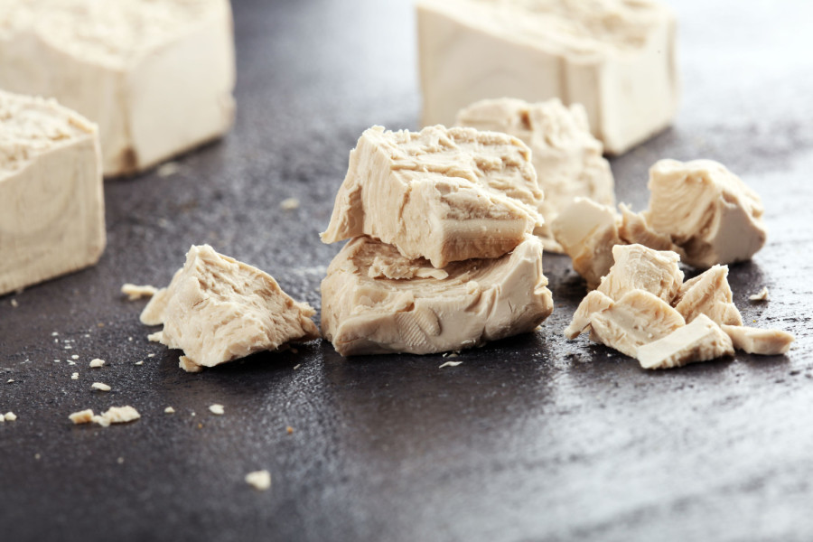 Jeftin, a pravo čudo za cveće: Moćni rastvor od kog biljke polude od cvetanja