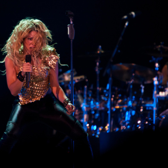 Tehničar poginuo tokom postavljanja bine za Šakirin koncert, ostao zaglavljen u dizalici