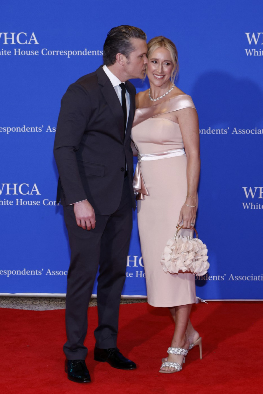 Supruga Pita Hegseta nosi haljinu s Temua koja košta 12 evra: Trebalo bi da ga napusti FOTO