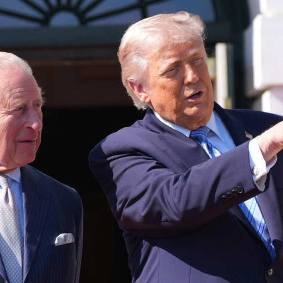 Trampov gest prilikom susreta s kraljem Čarlsom izazvao raspravu: Prekršen protokol? FOTO