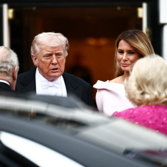 Neodoljiva i glamurozna: Gola ramena Melanije Tramp očarala i kralja Čarlsa FOTO