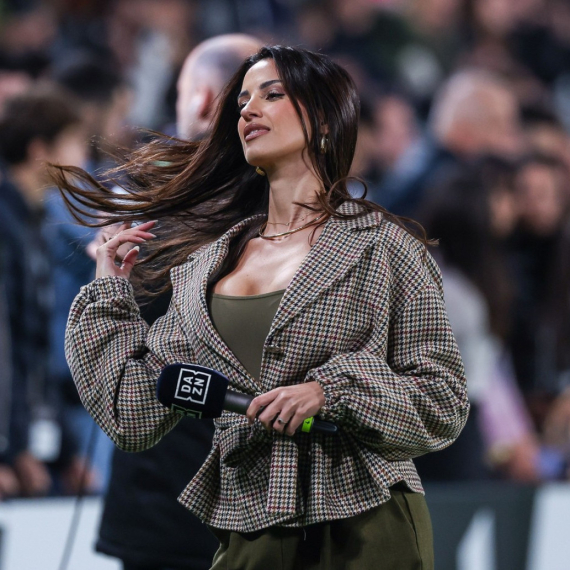 "Najlepša žena Italije" novim fotkama zapalila i stadion i internet FOTO
