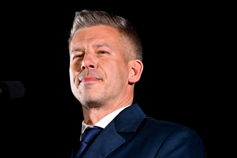 Peter Mađar pokazao devojku: Čekao je na aerodromu sa cvećem, snimak postao viralan VIDEO