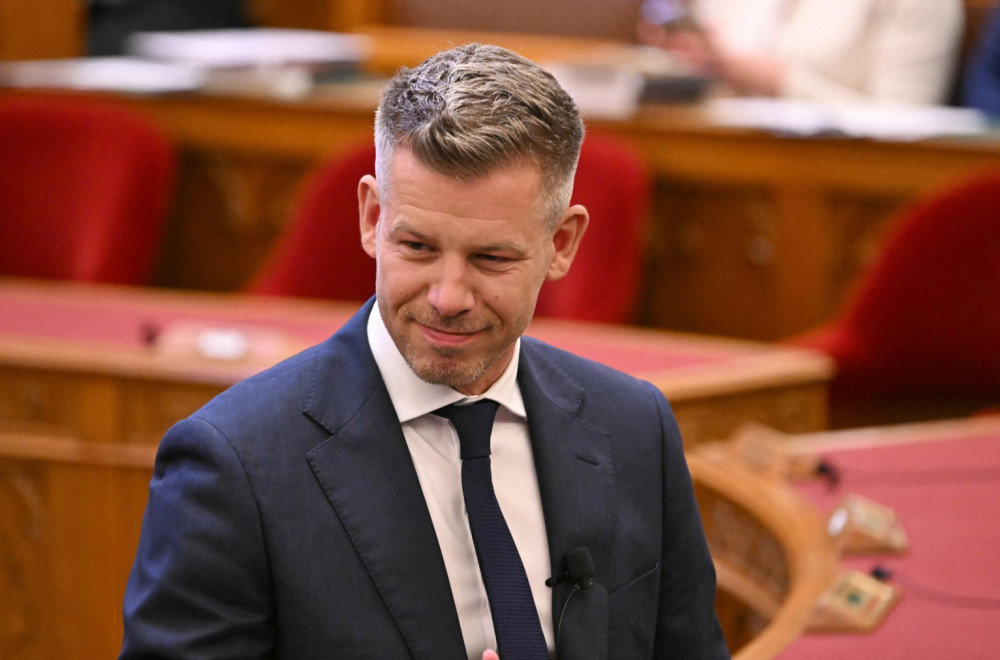 Peter Mađar pokazao devojku: Čekao je na aerodromu sa cvećem, snimak postao viralan VIDE