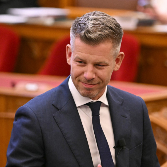 Peter Mađar pokazao devojku: Čekao je na aerodromu sa cvećem, snimak postao viralan VIDE