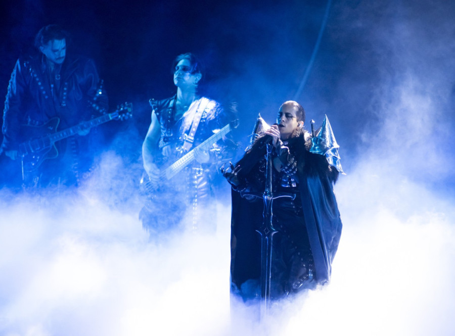Frontmen Lavine zbog plašta morao jako da trenira, a tek da čujete ko je dizajnirao kostime FOTO/VIDEO
