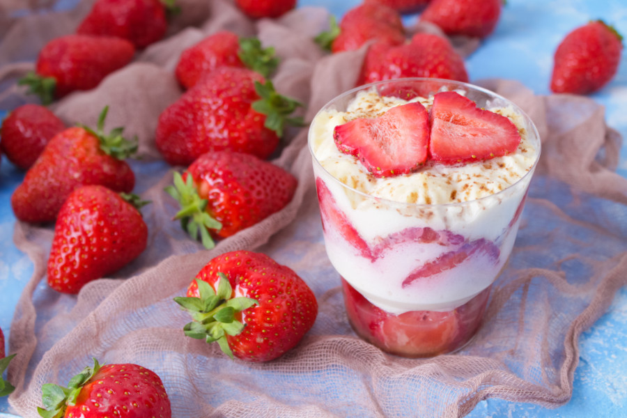 Najbrži recept za ukusni desert iz čaše: Pripremite jagode i još nešto...