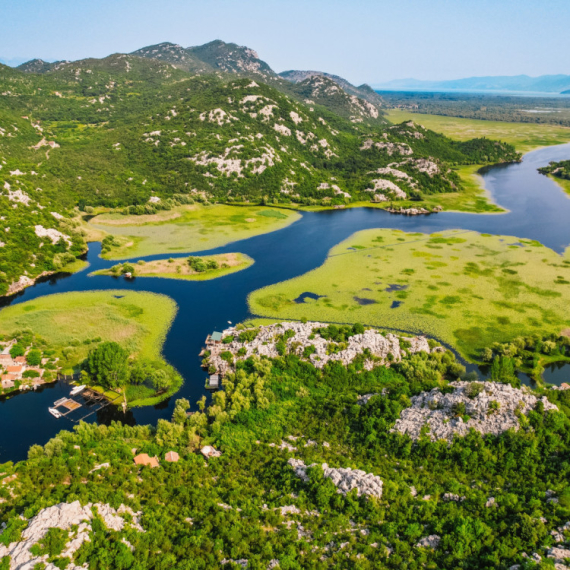 Skriveno selo u Crnoj Gori izgleda kao raj na zemlji: Magični prizori na obali Skadarskog jezera FOTO