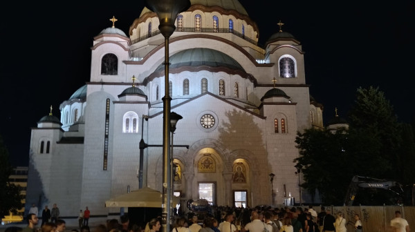 Ovo su heroji u koloni vernika koji čekaju da celivaju Pojas Presvete Bogorodice FOTO/VIDEO