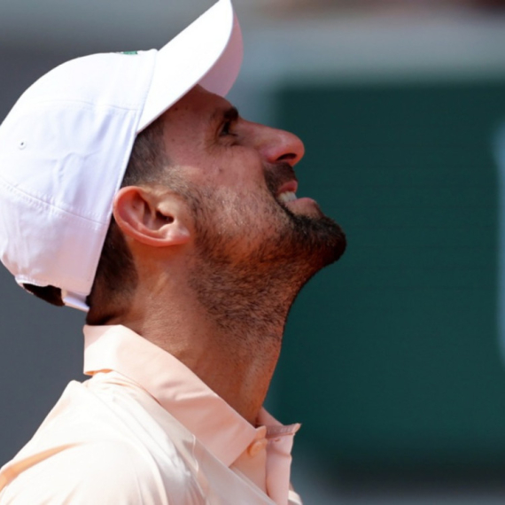 Novak "u klinču" sa kamermanom: "Zaboga, daj mi malo prostora" VIDEO
