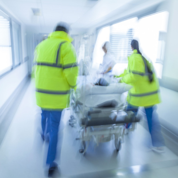 Devojka u Grčkoj preminula od uboda ose: Lekari satima vodili borbu za njen život