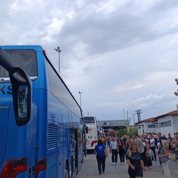 B92.net na Evzoniju, evo kakva je situacija na granici; Turisti po vrućini u redovima FOTO