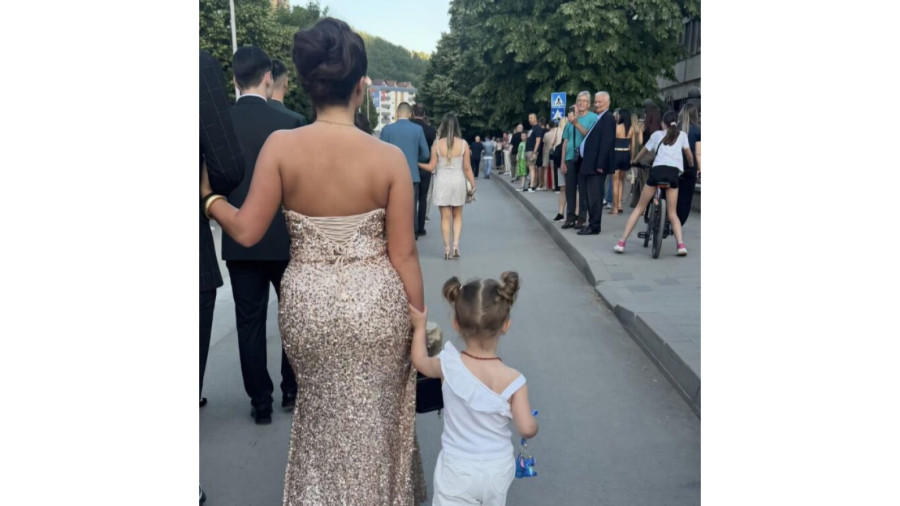 Ovo je fotografija o kojoj priča Priboj: Maturantkinja Lajla i njena zaova oduševile sve prisutne FOTO