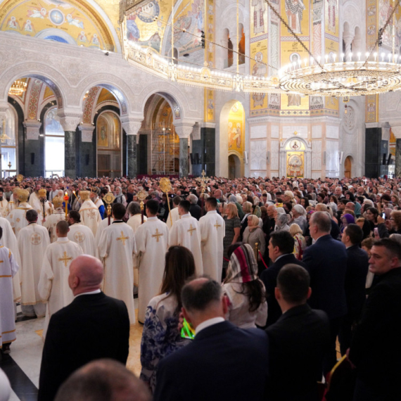 Svečani ispraćaj Pojasa Presvete Bogorodice u 14 sati: Celu noć redovi oko Hrama, u toku Liturgija FOTO/VIDEO