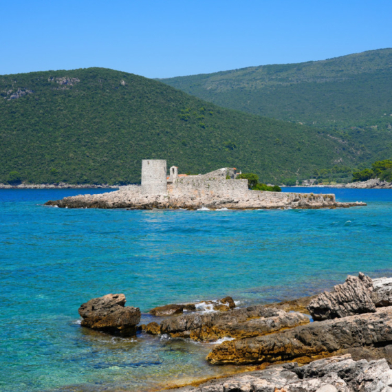 Crnogorci se mole da turisti ne otkriju ovu plažu: More prozirno kao staklo
