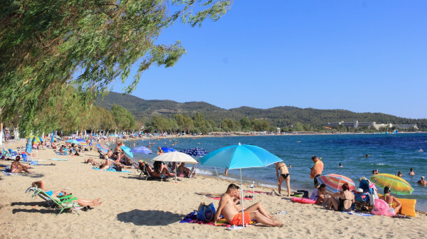 Turista u Crnoj Gori tepihom "rezervisao" mesto na plaži, ljudi u neverici VIDEO