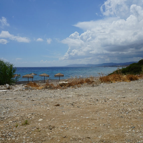 Drama na omiljenoj plaži Srba u Grčkoj: Kanalizacija završila u moru, uvedena hitna zabrana kupanja VIDEO