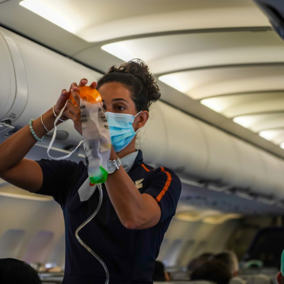 Panika na aerodromu omiljene destinacije Srba: Jak udar aviona, iskočile maske za kiseonik VIDEO