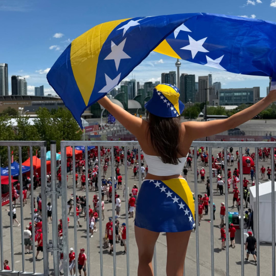 Seksi navijačica BiH koja je osvojila svet: "Stidljiva sam, pa mi je sve čudno" FOTO