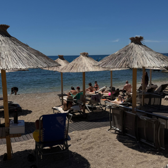 Ležaljke već od 10 evra: Kakve su cene na plažama u Crnoj Gori
